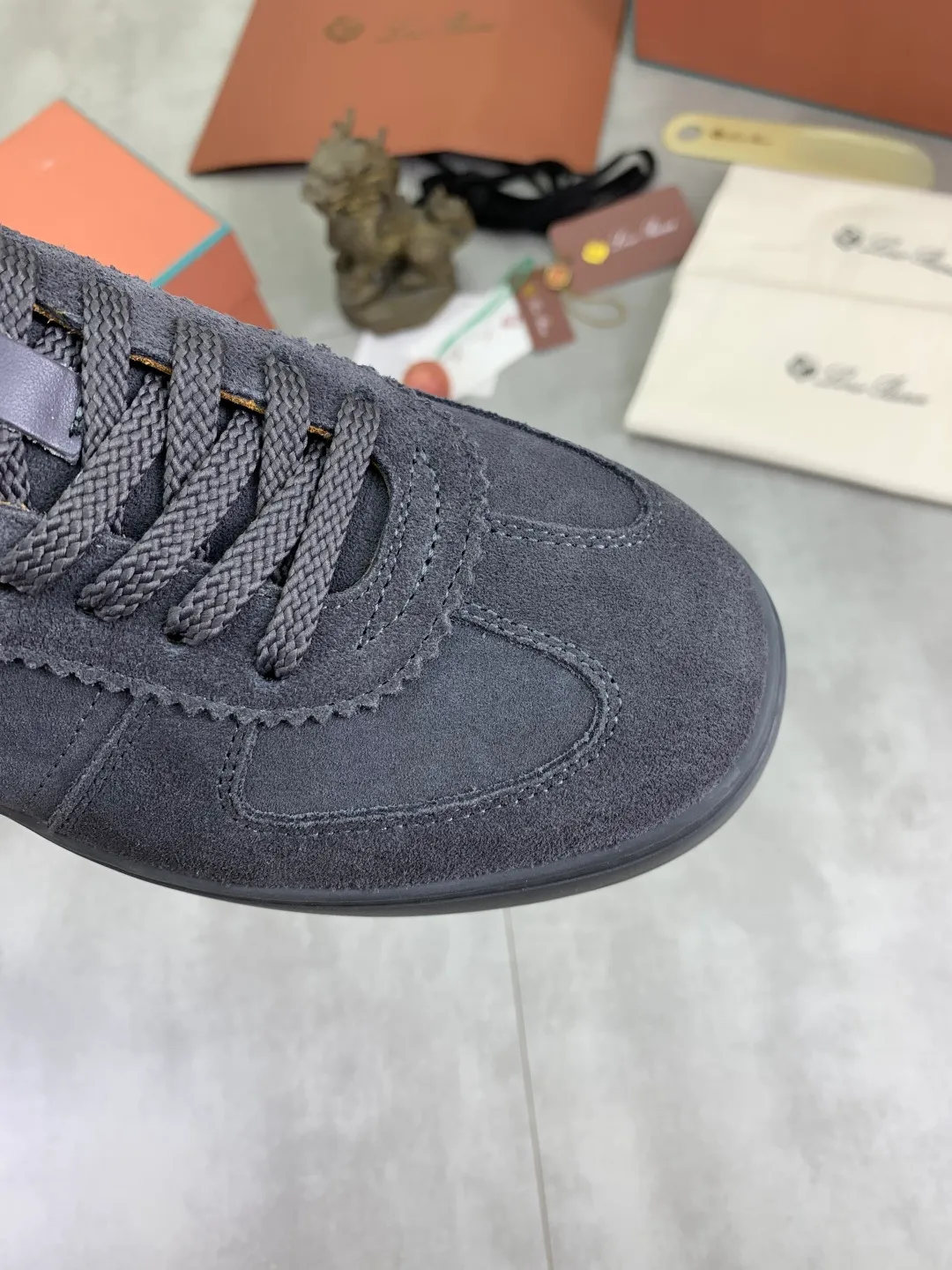 Men's men's shoes 💰P560 New style 💰High quality The latest casual shoes Loro Piana 💯Top grade💯Buy the original copy💯 Founded the existing Loro Piana company on April 24, 1924. It is now the sixth generation of family business, providing top quality products to customers who are discerning in taste and quality. Imported original fly woven fabric with cowhide fabric, plain calfskin lining. Hand-sewn thread with cowhide feet. Original packaging. Number of yards: 38-44 (customized for 45 and 46). 2️⃣ colors available.